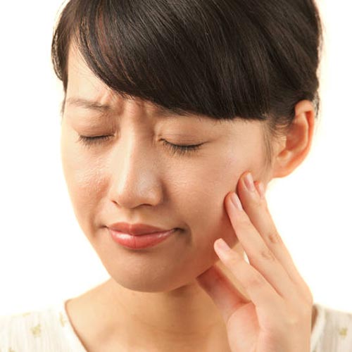 women with tooth pain in need of tooth extraction 